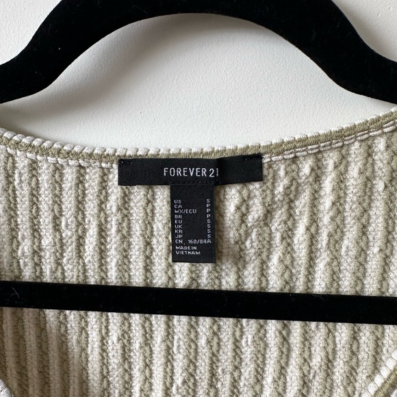 FOREVER 21 green striped crop tee - Picture 2 of 3